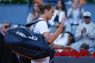 Iga Swiatek enters a lodging in Madrid. No. 1 Alexander Zverev loses