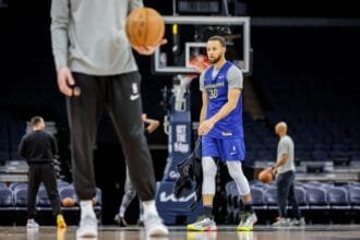 All NBA fans share all concerns as Stephen Curry leaves Game 1 of the Warriors Timberwolves with a hamstring injury, "Series Over..."