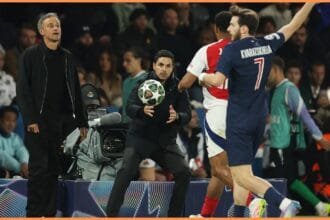 Mikel Arteta and Luis Enrique during the PSG vs Arsenal game