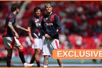 Alejandro Garnacho warming up for Man Utd