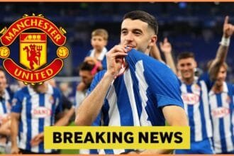 Joan Garcia kissing the Espanyol badge