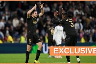 Cristhian Mosquera celebrates Valencia