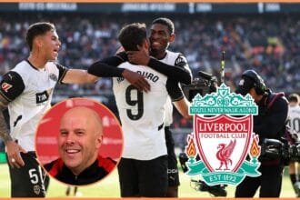 Cristhian Mosquera celebrates with his Valencia teammates