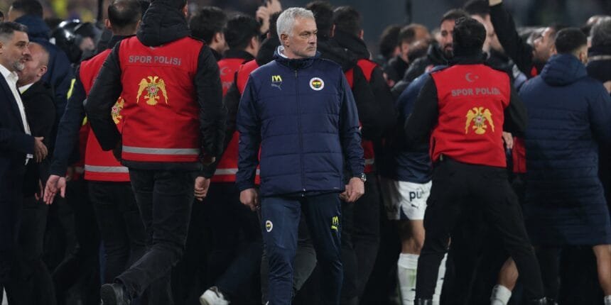 Fenerbahce Ambitious Mourinho Prepares and Signs "Anxiety" Man Utd Ace