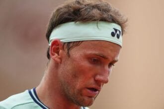 The knees hinder Casperude in the French open loss. Alcaraz moves