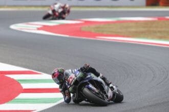 Alex Lyns tries to overtake Miller and runs away: "I almost crashed with him."