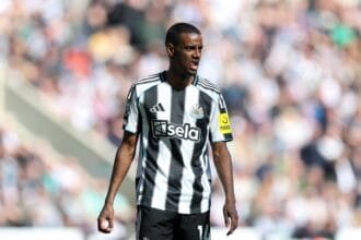 Alexander Isak in action for Newcastle Utd