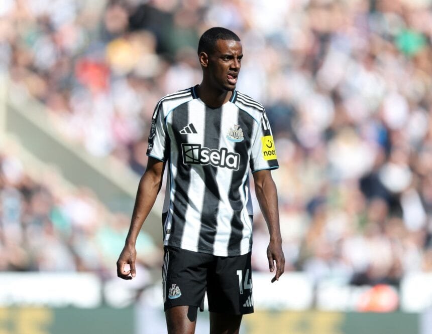 Alexander Isak in action for Newcastle Utd