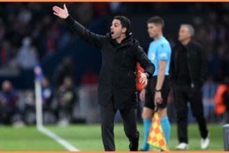 Mikel Arteta reacts during PSG 2-1 Arsenal