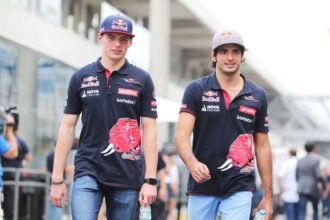 Carlos Sign points out that he "had no trouble" as a Max Verstappen F1 teammate.