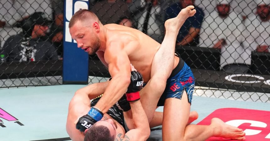 Reinier de Ridder drives out Robert Whittaker with split decision in the UFC Abu Dhabi main event