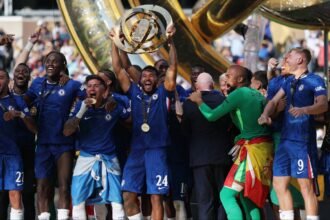 The player tells the manager he wants to join Chelsea and agreed terms