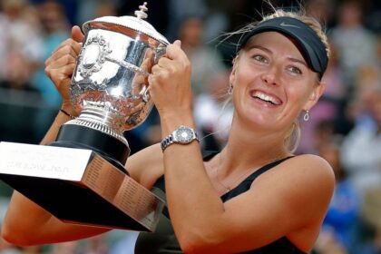 Sharapova introduced by Serena Williams enters the tennis hall