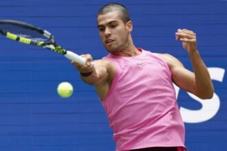 Alcaraz overcomes knee problems for a third round US Open victory