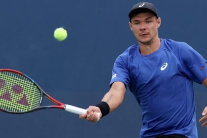 Kamil Majchrzak reunites with open fans who swiped their caps