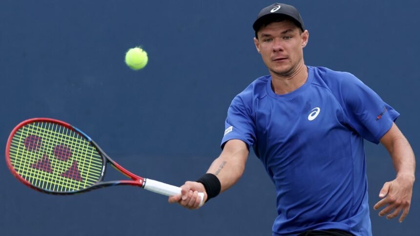 Kamil Majchrzak reunites with open fans who swiped their caps
