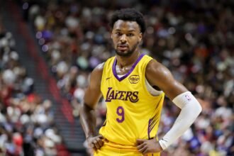 La Lakers coach reveals what "incredible" pressure has done to Bronnie James