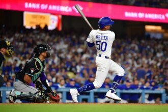 Dodgers' Mookie Betts screams fans for a standing ovation