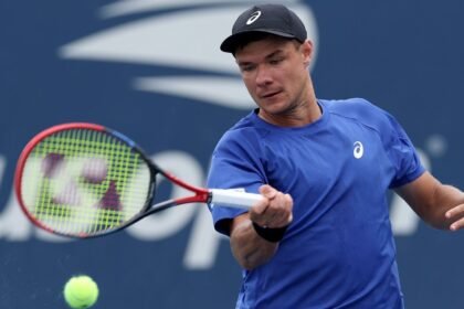 Man apologises from a young American fan for wearing a Majrzak hat