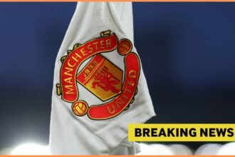 Manchester United corner flag and breaking news banner