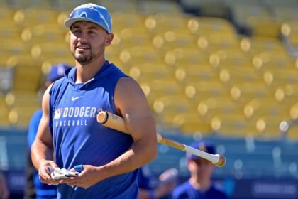 Dave Roberts explains Michael Comfort and the decision to leave Anthony Vanda off the Dodgers wildcard roster