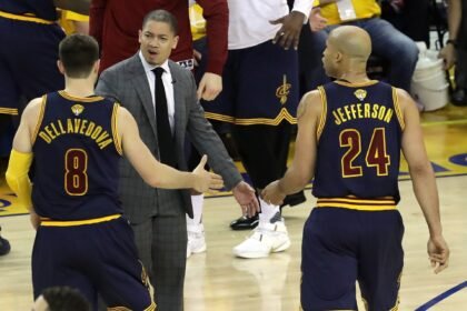 Richard Jefferson bashes Draymond Green's criticism of the former Cleveland Cavaliers player.