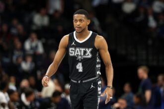 The San Antonio Spurs are completely ignoring "winning recipes" in the NBA, Brian Windhorst shares concerns