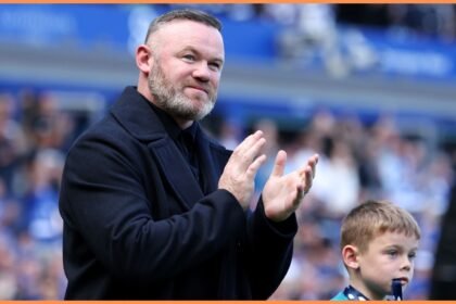 Wayne Rooney clapping