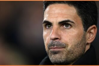 Mikel Arteta looks on during Arsenal vs Olympiacos