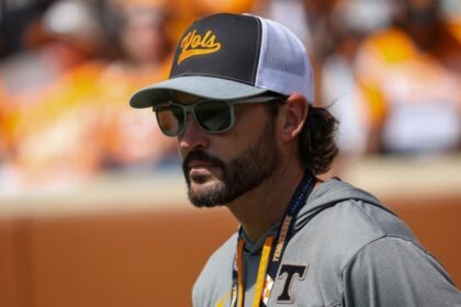 Giants hire college baseball coach as next manager in historic development