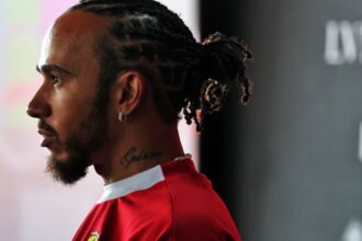 Hamilton speaks of life-changing grief during Mexican Grand Prix Roscoe memorial