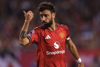 Man United fights to keep Fernandez